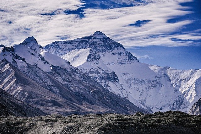 Dal profondo degli abissi fino alla montagna più alta della Terra, le microplastiche raggiungono il Monte Everest