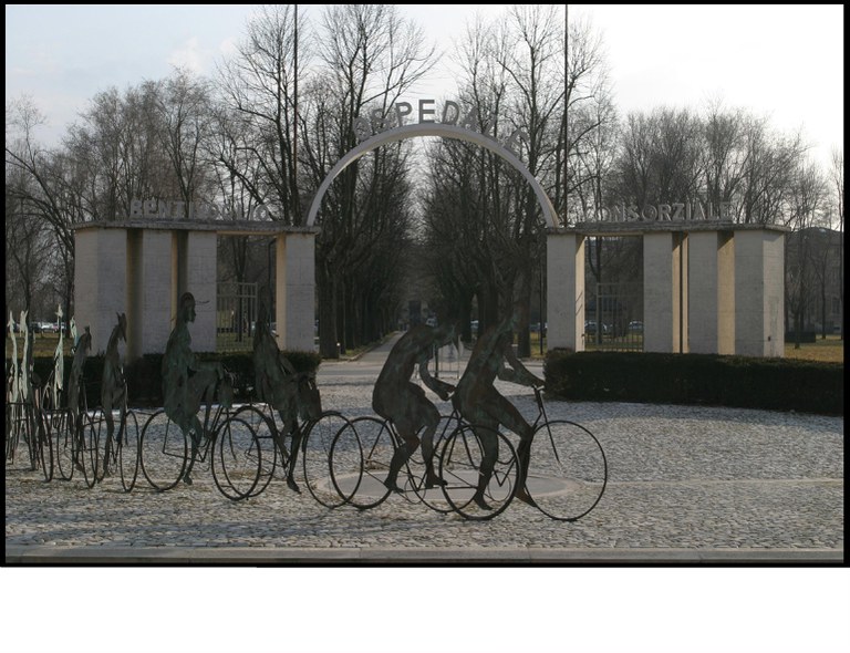 Ospedale di Bentivoglio, la scultura "Le Mondine" di N. Zamboni e S. Bolzani di fronte al viale d'ingresso