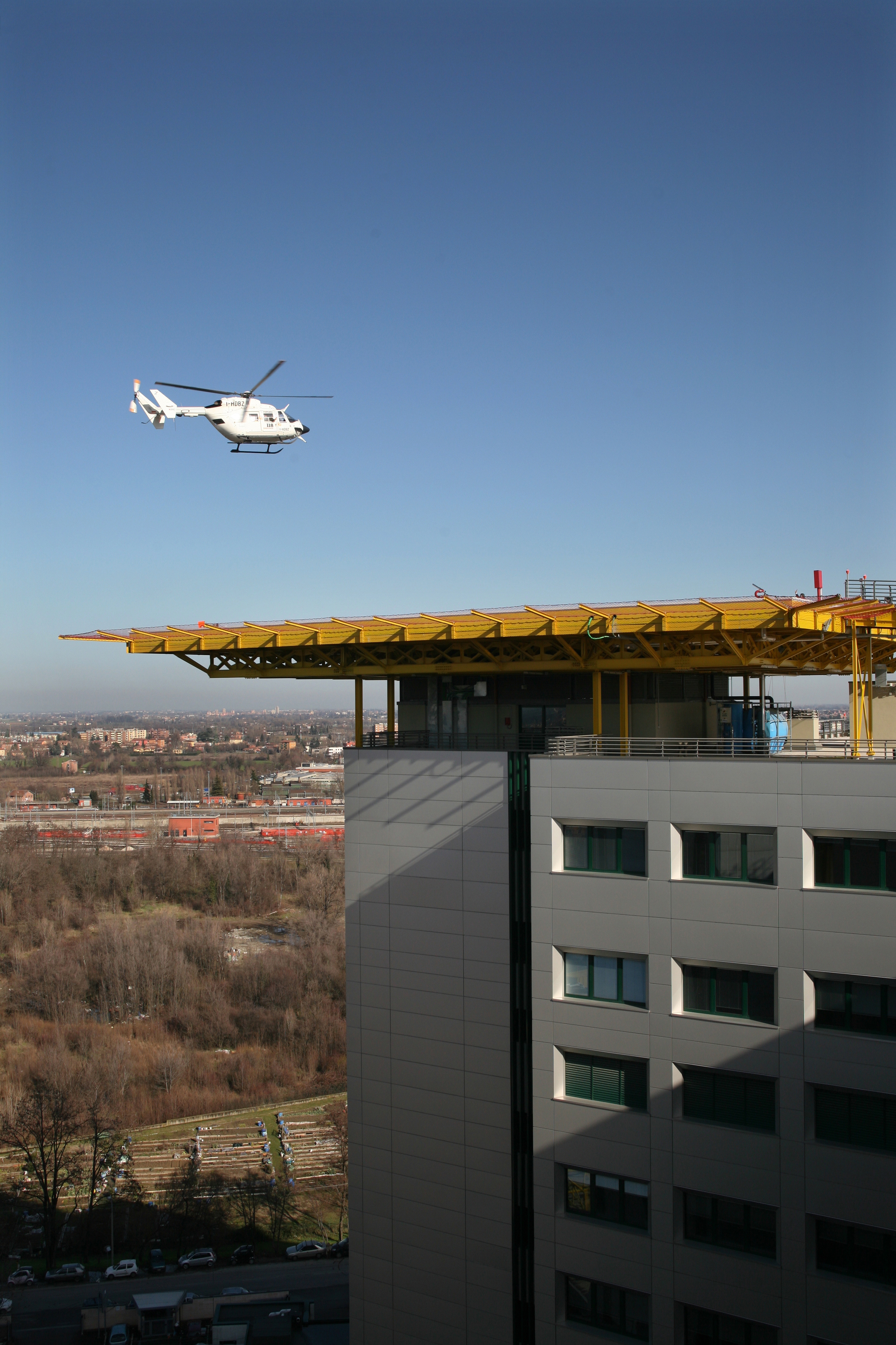 Ospedale Maggiore, elicottero in atterraggio sull'elisuperficie