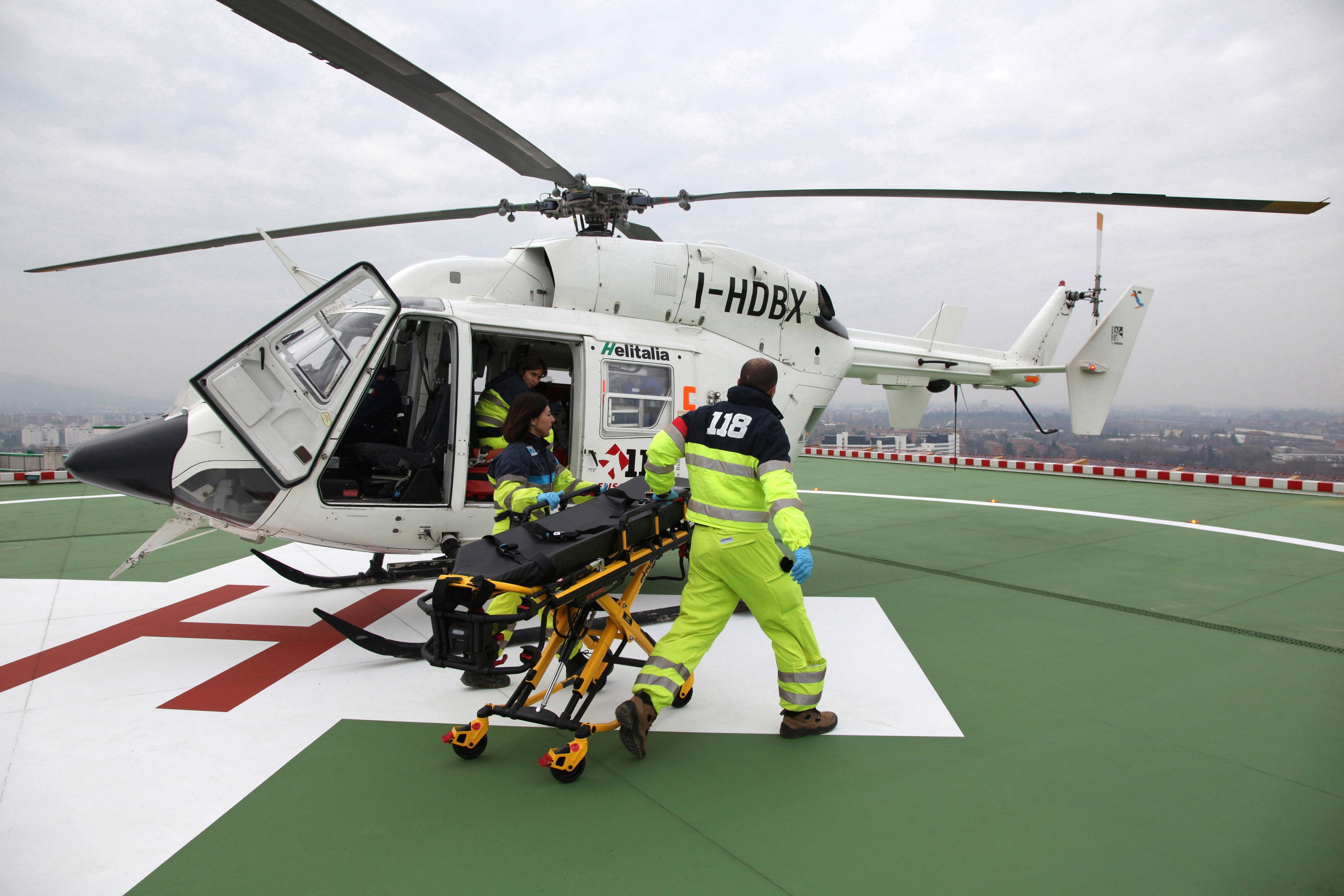 Ospedale Maggiore, elicottero in partenza dall'elisuperficie 