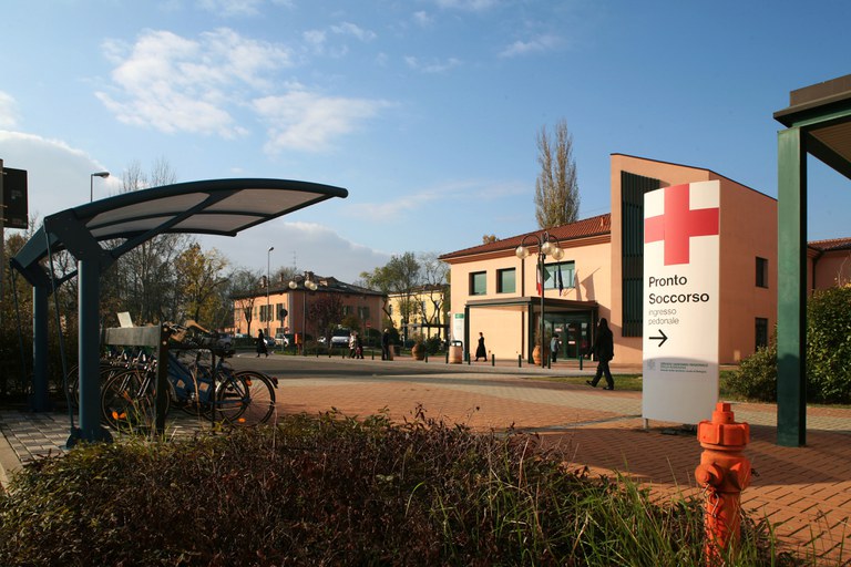 Ospedale di San giovanni in Persiceto, facciata frontale e piazzale antistante