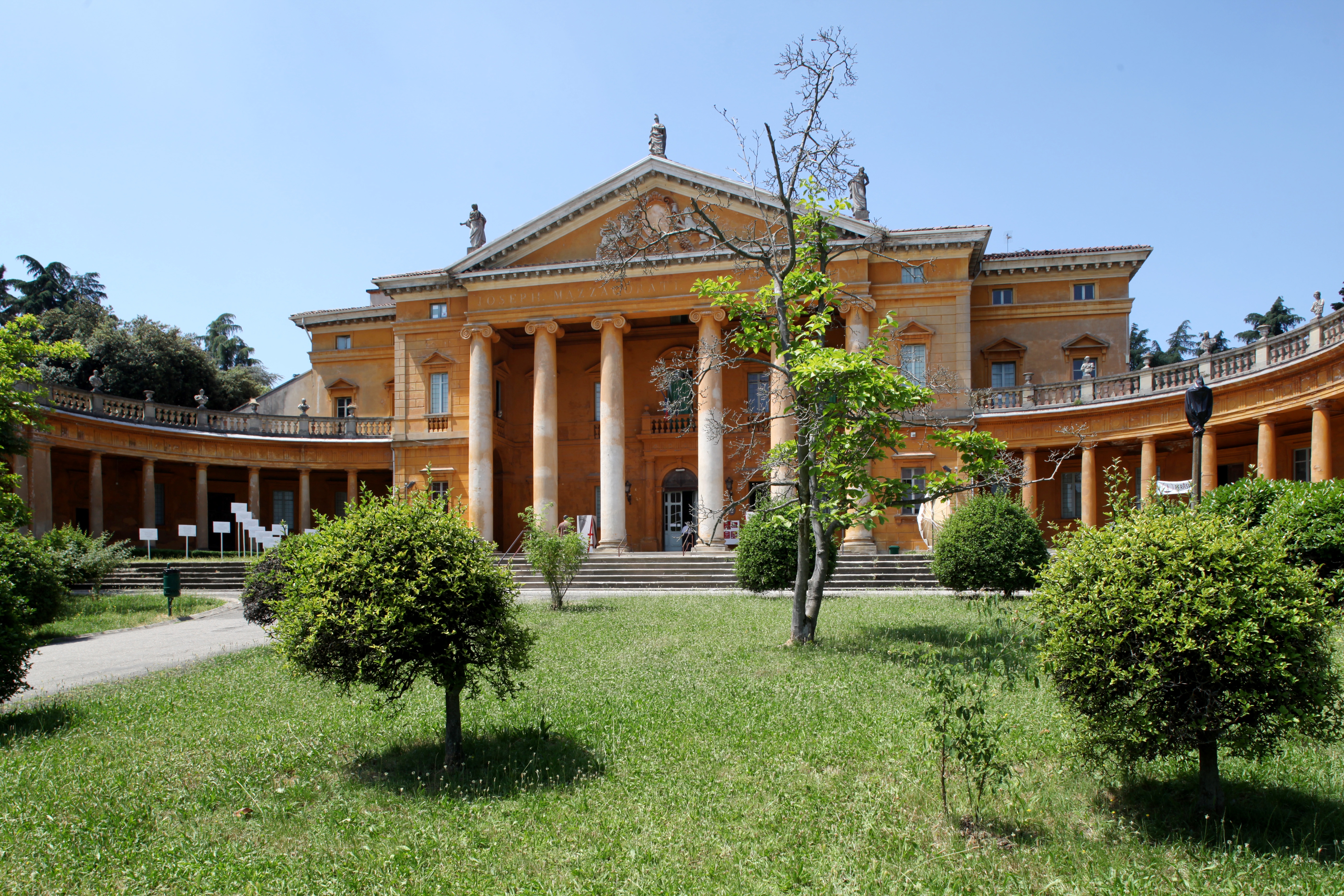 Bologna, Poliambulatorio Mazzacorati, facciata  
