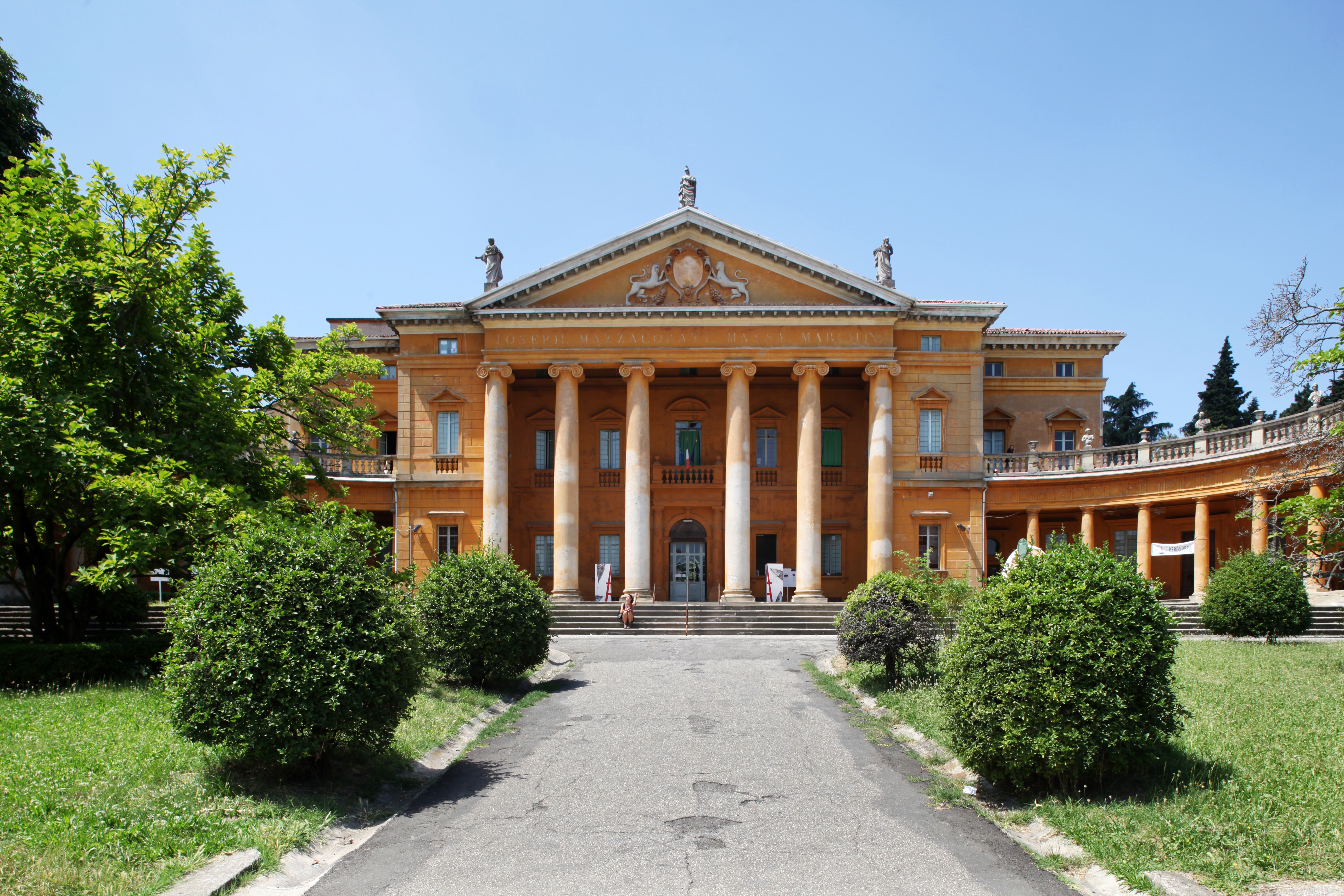 Bologna, Poliambulatorio Mazzacorati, ingresso 